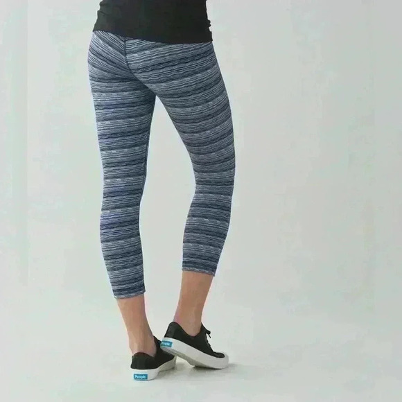 Lululemon Wunder Under Crop High Rise Blue Multi Coloured Stripe Size 6  Luon - Picture 3 of 10